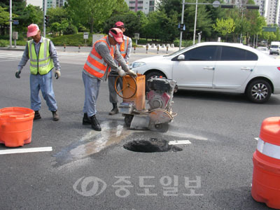 ▲ 대전시 건설관리본부 도로긴급복구 즉시처리반 요원들이 한밭대로를 보수하고 있다.
<br /> 