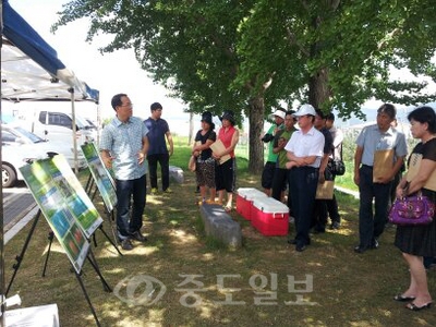 ▲ 예산군 농업기술센터에서 열린 국산사과 '썸머킹' 현장 보고회 모습.