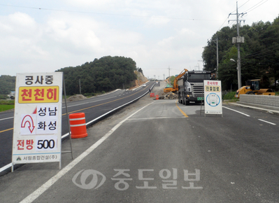 ▲ 천안시 4, 5, 풍세산업단지 진입로가 조기 완공을 위해 한여름 폭염속에서도 활발한 공사가 진행되고 있다. 사진은 천안 5산단 진입로 공사현장.