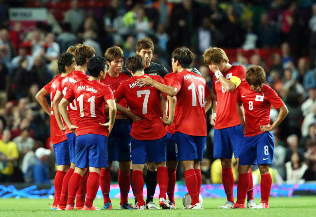 ▲ 8일 새벽(한국시간) 영국 맨체스터의 올드 트래포드 스타디움에서 열린 남자축구 준결승 대한민국과 브라질의 경기에서 선수들이 0-3으로 패한 뒤 박주영이 선수들을 불러 이야기를 하고 있다. [연합뉴스 제공]