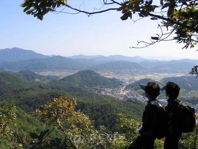 만인산에 오르다 보면 사방으로 탁 트인 경관에 매료된다.
<br />사진은 만인산에서 바라본 서대산. 