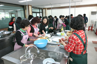 ▲ 태안군 농업기술센터는 지난달 30일부터 오는 17일까지 학교급식 영양사 및 조리사 26명을 대상으로 향토음식 차세대 계승 보급교육을 실시한다.