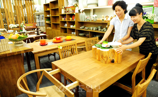 ▲ 대전의 친환경 원목가구 전문 제조업체 (주)인아트는 거실과 침실, 주방 등에서 이용되는 가정용 가구와 함께 일반 사무용 가구 등을 생산하고 있다. 