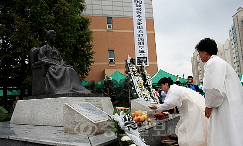 ▲ 지난해 열린 37주기 육영수 여사 추모제 모습.
<br />사진제공=옥천군