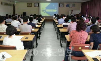 ▲ 지난달 11일 공주시청 직원들과 함께하는 '직장으로 찾아가는 학부모교실'.