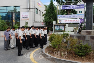 ▲ 김택준 예산경찰서장<맨 앞쪽> 등 직원들이 광복절을 맞이해 윤봉길의사 열사비에서 참배식을 거행하며 묵념을 하고 있다.