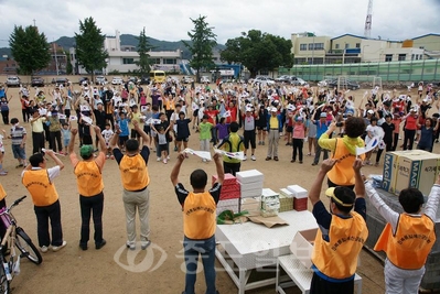 ▲ 예산군민들이 일본의 독도망언 등을 규탄하고 평화통일을 기원하는 만세 삼창을 하고 있다.