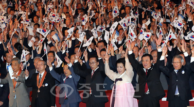 ▲ 이명박 대통령이 15일 서울 세종문화회관에서 열린 제67주년 광복절 경축식에서 만세삼창하고 있다. 오른쪽부터 양승태 대법원장, 강창희 국회의장, 김윤옥 여사, 이 대통령, 박유철 광복회장, 애국지사 김상길ㆍ서상홍 옹.
<br />[연합뉴스 제공]