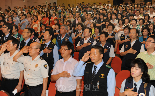 ▲ 최근 아동과 여성을 상대로한 범죄발생이 급증, 사회문제화 되고 있다. 16일 오전 대전 서구청 대강당에서는 범죄 없는 안전한 서구를 만들기 위하여 민ㆍ관ㆍ경  400여명의 마을안전 지킴이단이출범, 범죄예방을 위해 발벗고 나섰다.
<br />김상구 기자