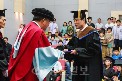 ▲ 김윤배 총장이 이강을 농협중앙회 상무에게 박사 학위증서를 수여하고 있다.