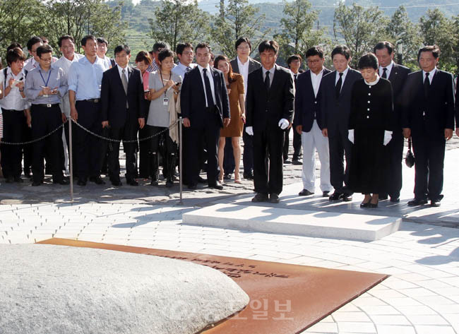  새누리당 박근혜 대선 후보가 21일 오후 김해 봉하마을 노무현 전 대통령의 묘역을 참배하고 있다. 
<br />연합뉴스