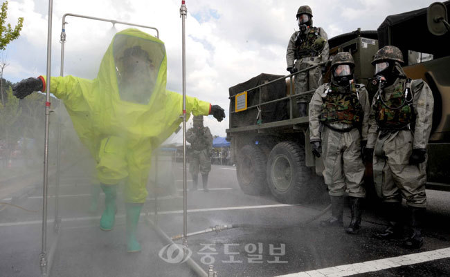 ▲ 을지연습 실제훈련이 21일 한국전자통신연구원 내에서 열려 훈련 참가자들이 방사능 세척을 하고있다. 손인중 기자 dlswnd98@