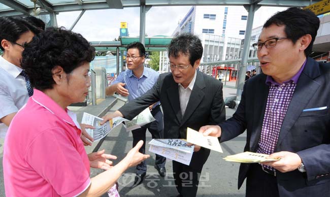 ▲ 민주통합당 문성근<사진 가운데> 상임고문이 21일 오전 대전역을 찾아 대선후보경선 온라인 투표를 홍보하고 있다. 손인중 기자