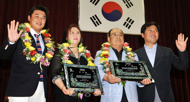 ▲ 런던 올림픽서 한국 남자양궁 사상 최초로 금메달을 딴 오진혁 선수가 21일 고향인 논산에서 대대적인 환영식과 함께 환대를 받았다. 오 선수는 이날 모교인 충남체육고등학교 체육관에서 시민과 학생 등 500여명의 환영을 받고 축하 화환과 공로패, 감사패 등을 받고  논산 시내를 거쳐 강경과 연무읍내까지 카퍼레이드도 진행됐다. 
<br />김상구 기자