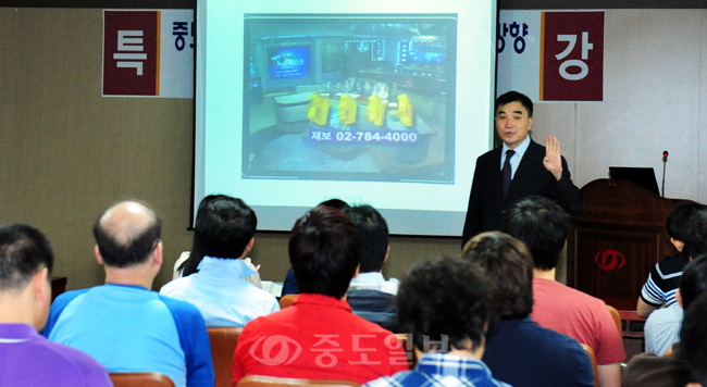 ▲ 충남대학교 이승선 교수가 지난달 31일 본사 대회의실에서 중도일보 지면분석 및 미래지향적 발전방향이란 주제로 특강을 하고 있다.
<br />이민희 기자 photomin@