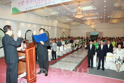 ▲ 금산인삼농협 살리기 범군민운동 행사에서 김왕수 군의회 부의장이 참석자 대표로 결의문을 낭독하고 있다. 