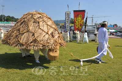 ▲ 음성군 설성문화제의 백미인 거북놀이가 펼쳐지는 모습.