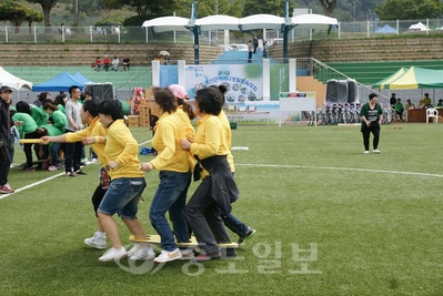 ▲ 예산공설운동장 보조경기장에서 열린 어머니 생활체육대회 모습.