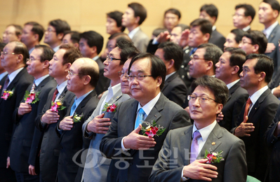 ▲ 18일 대전 동구 한국철도공사(코레일) 본사에서 열린 113주년 철도의 날 기념식에 참석한 내빈들이 국기에 대한 경례를 하고 있다.
<br />[연합뉴스]