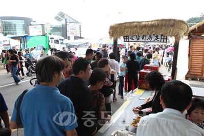 청명한 가을 날씨가 이어지면서 금산인삼축제장 인삼민속촌에 인파가 몰리고 있다.