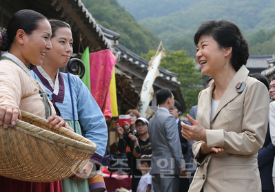 ▲ 새누리당 박근혜 대선 후보가 20일 오후 용인시 MBC드라미아를 방문, 외주 드라마 '아랑사또전' 보조 출연자들과 대화를 하고 있다.[연합뉴스 제공]