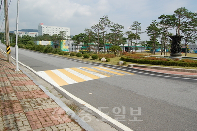 ▲ 왼쪽의 생산공장에서 만든 매트리스를 도로 밑 땅굴을 통해 오른쪽의 물류센터까지 컨베이어 시스템을 설치해 불법 운영해 왔다. 도로는 농공단지 내 일반도로.