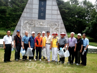 ▲ 공주시 교육삼락회 봉사클럽 회원들이 충령탑에서 환경정화 봉사활동을 펼쳤다.