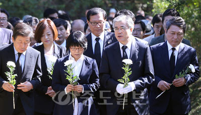 ▲ 민주통합당 문재인 대선 후보가 2일 오전 경기도 남양주시 마석 모란공원에서 고(故) 전태일 열사와 문익환 목사, 김근태 전 민주통합당 상임고문 등의 묘역을 참배했다.[연합뉴스 제공]