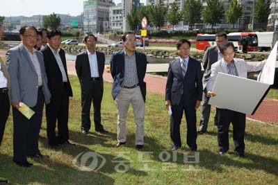 ▲ 2일 정상혁 보은군수를 비롯한 실과장 등 30여명은 보은대추축제 현장 점검을 실시, 각종 준비상황을 체크했다.