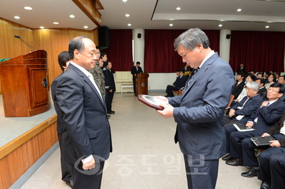 ▲ 지역 농촌 농업의 발전을 위해 헌신한 부여농협 김정식 조합장이 모범 충남인상을 수상 했다.