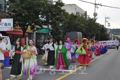 ▲ 사진은 국악 와인축제 첫날 시가지 행진 모습.