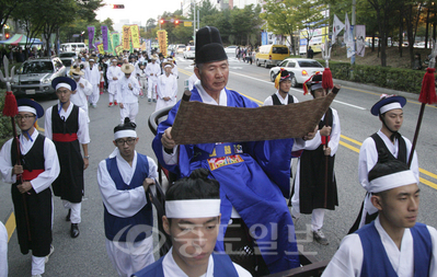 ▲ 대덕 동춘당문화제에서 문정공시호 봉송행렬이 재현되고 있다.