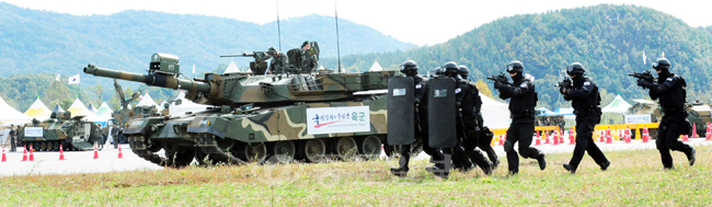 계룡군문화축제를 하루 앞둔 9일 계룡대 비상활주로에서 군장병들이 지상군페스티벌의 최종 리허설을 하고 있다. 
<br />계룡=이민희 기자