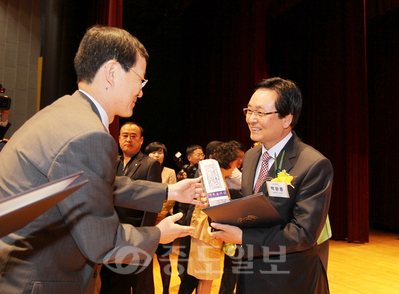 ▲ 박환용 서구청장이 10일 국토해양부 주최 도시대상 시상에서 국무총리상을 받고 있다.