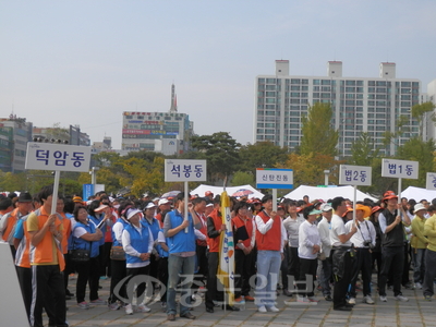 ▲ 지난 6~7일 대덕구 송촌동 동춘당근린공원 일원에서 열린 대덕구민의날 체육대회에 참가한 각동의 선수단들. 