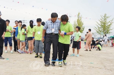 ▲ 구자곡대축제 뻔뻔한(Fun Fun)가을운동회가 열려 3대가 함께 하는 다채로운 프로그램들을 통해 교육주체 모두가 즐겁게 어울리는 의미있는 날이 됐다.
<br /> 