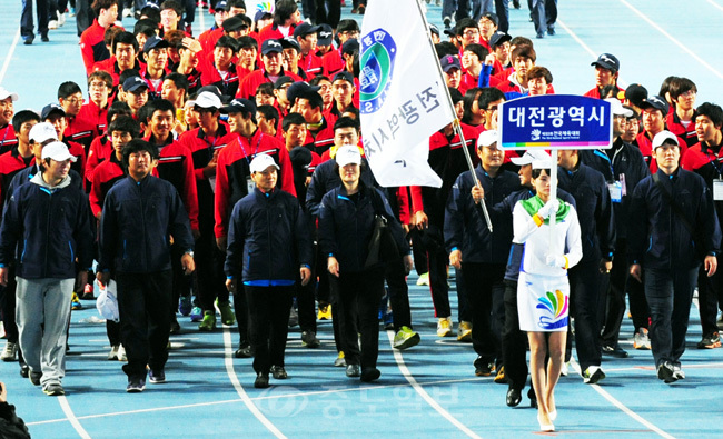 ▲ 제93회 전국체육대회 개회식이 11일 대구광역시 대구스타디움에서 열려 대전시선수단이 입장하고 있다. 대구=이민희 기자 photomin@