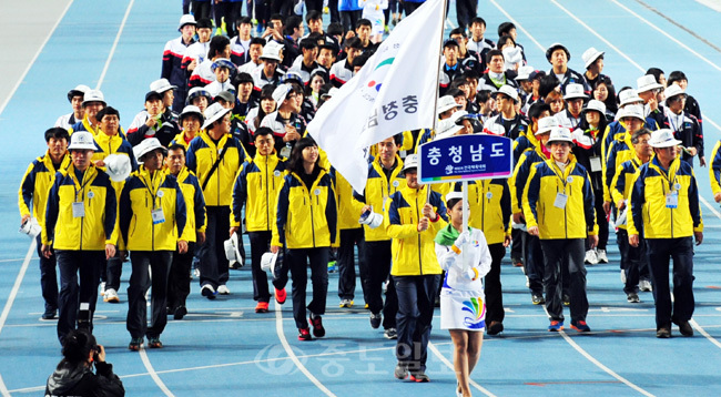 ▲ 제93회 전국체육대회 개회식이 11일 대구광역시 대구스타디움에서 열려 충남도선수단이 입장하고 있다. 대구=이민희 기자 photomin@