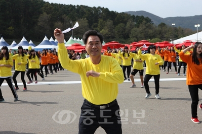 ▲ 2012계룡군문화축제가 한창인 가운데 13일 계룡대 비상활주로에서 학생 등 200여명이 참여한 가운데 싸이의 '강남스타일'을 '군문화는 금연스타일'로 개사해 플래시몹과 금연의 폐해를 알리는 금연 보디페인팅을 선보였다. 어린이 관람객이 많은 가운데 축제장 전지역이 금연구역으로 선포돼 큰 호응을 얻었다. 사진은 이기원 계룡시장이 금연스타일에 맞춰 말춤을 추고 있다.