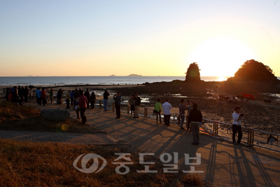 ▲ 태안반도의 일몰이 사진 동호인들을 유혹한다. 사진은 꽃지 해수욕장 인근 할미·할아비 바위 사이로 저무는 일몰의 모습.