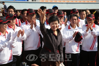 ▲ 새누리당 박근혜 대선 후보가 14일 서울 용산구 효창운동장에서 열린 이북도민 체육대회에 참석, 참가자들에게 손을 흔들며 인사하고 있다. [사진제공=연합뉴스]