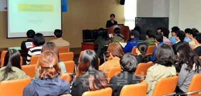 ▲ 언론인 전문화 교육이 18일 오전 본사 대회의실에서 전직원이 참석한 가운데 열려 이수동 전자신문 본부장이 '지역신문, 뉴미디어 공략, 전략'이란 주제로 강의를 하고있다.
<br /> 손인중 기자 dlswnd98@