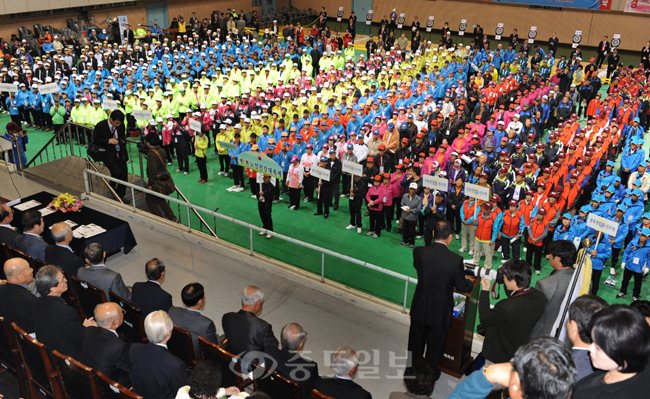 ▲ 대한노인회가 주최하고 보건복지부가 주관한 '제1회 전국 노인 건강대축제'가 18일 공주시 종합운동장 일원에서 전국 시·도 노인 2000여명의 선수단이 참여해 한궁, 바둑, 게이트볼 등 1박 2일의 일정으로 열리고 있다.
<br />김상구 기자 ttiger39@