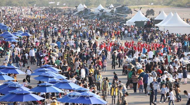 ▲ 군문화축제 행사장에는 많은 관람객으로 인산인해(人山人海)를 이뤘다.