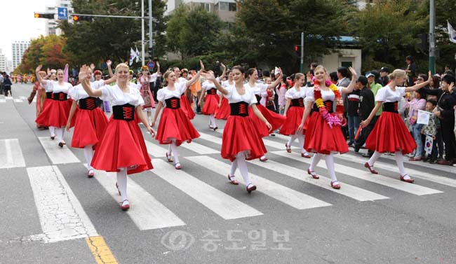 ▲ 러시아 민병대원들이 정열적인 빨간 드레스에 화사한 미소로 계룡시민들에게 손을 흔들고 있다.