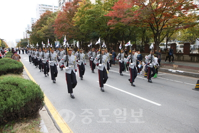 ▲ 계룡시내 일원과 비상활주로에서 펼쳐진 거리퍼레이드.