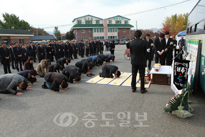 지난 22일 과로사한 옥천군청 곽권호 팀장의 장례가 24일 치러진 가운데 이날 옥천군청 광장에서 노제가 엄수됐다.