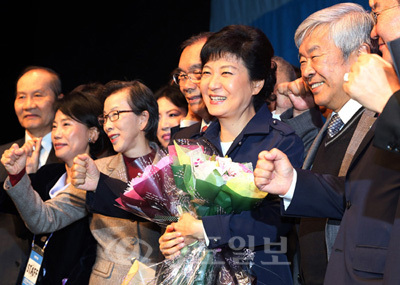 ▲새누리당 박근혜 대선후보가 24일 오후 서울 송파구 방이동 올림픽공원 우리금융아트홀에서 열린 '선진화시민행동, 대한민국 선진화 전진대회'에 참석해 참석자들과 파이팅을 외치며 기념촬영을 하고 있다.
<br />연합뉴스 