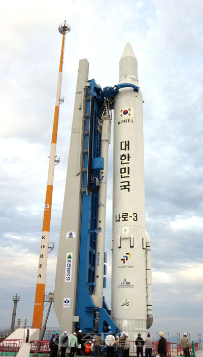 ▲ 한국 첫 우주발사체 '나로호(KSLV-1)'의 3차 발사 예정을 이틀 앞둔 24일 오후 나로호가 전남 고흥군 외나로도 나로우주센터 발사대에서 이렉터에 의해 발사대에 세워지고 있다. 
<br />공동취재단