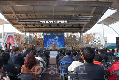 ▲ 대한민국 국제농기계자재박람회가 30일 오후 천안시 삼룡동 천안삼거리공원에서 개막돼 5일간의 일정에 들어갔다.